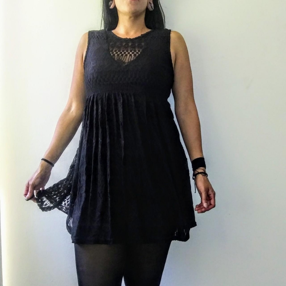 Sleeveless black lace mini dress Small